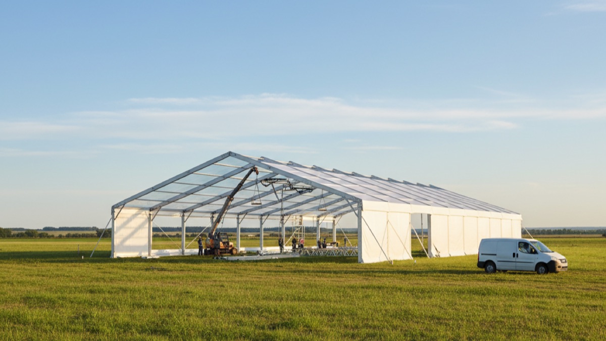 Montaż nowej hali namiotowej, konstrukcja aluminiowa, początek inwestycji